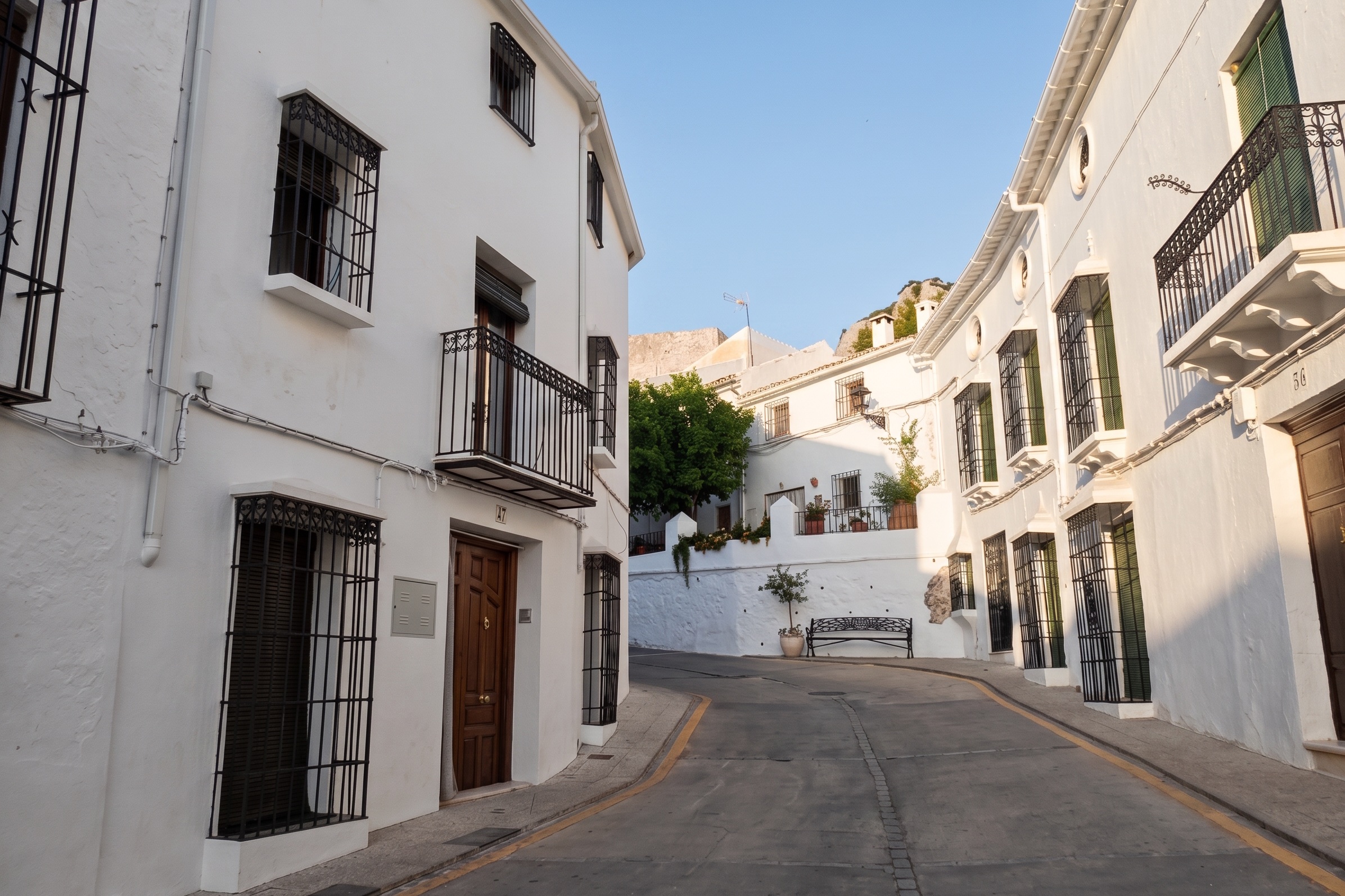 Calle de la Hoya al amanecer, con el castillo de Zuheros al fondo